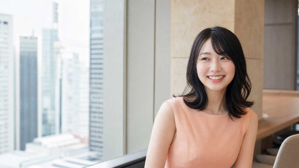 ECサイト運営者がファクタリング利用後の資金計画を確認する様子