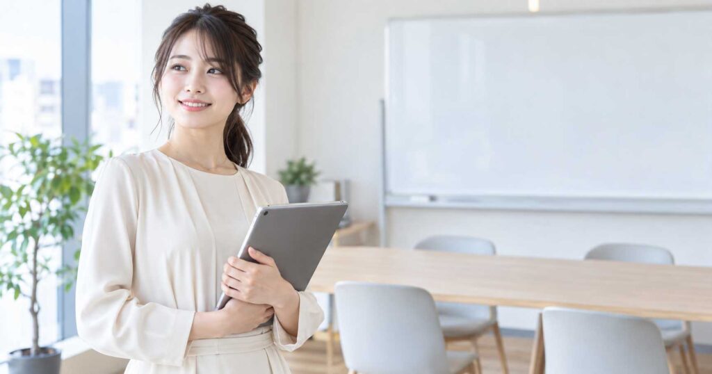 資金繰り計画を確認する士業事務所のスタッフ