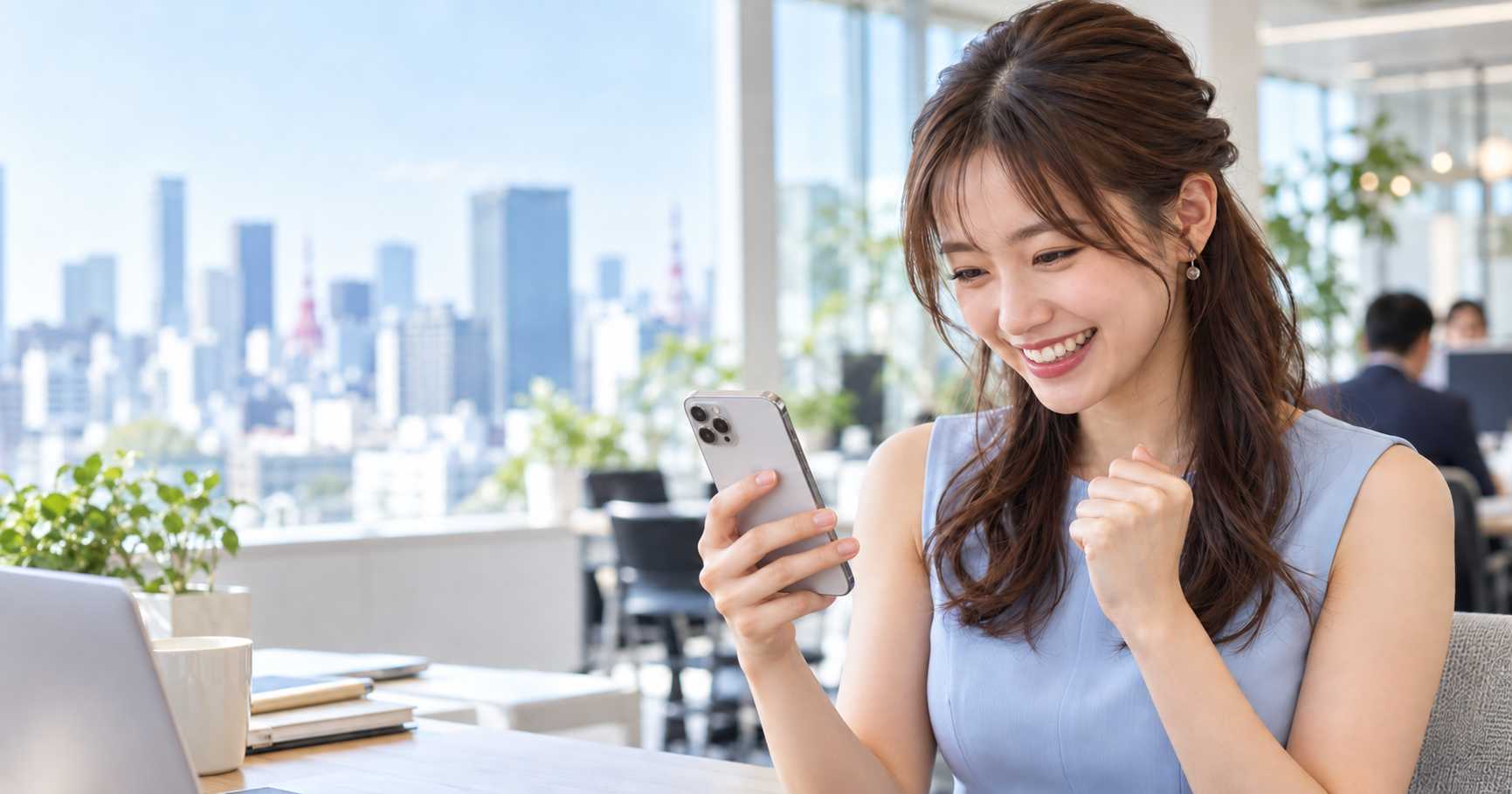 スマートフォンの画面を見て喜ぶ人材紹介会社の担当者