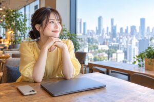 インボイス2割特例の終了時期と資金繰り対策を解説するイメージ