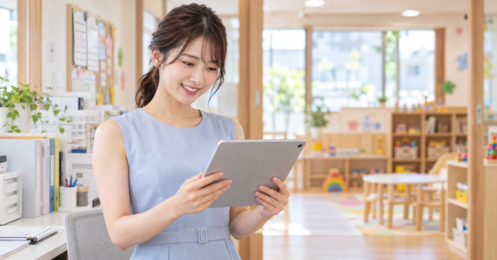 タブレットで情報を確認する様子