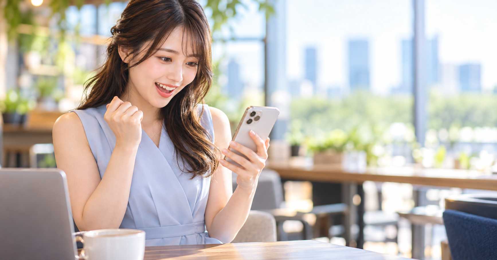スマートフォンでニュースを見て驚いた笑顔を見せる女性